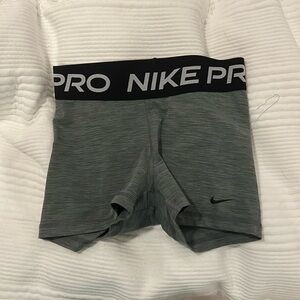 3 inch nike pros women’s small